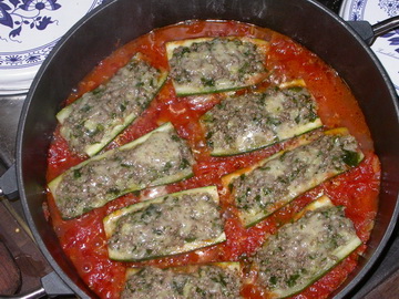 Gefüllte Zucchini in Tomatensauce